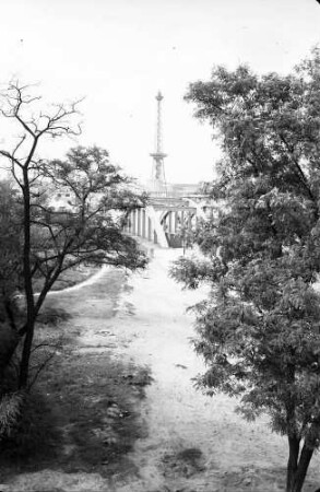 Berlin: Rund um den Funkturm; Halenseestraße vor der Eröffnung; durch Bäume vom Eisenbahndamm