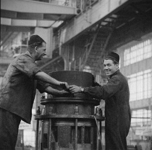 Rostock. VEB Dieselmotorenwerk Rostock. Arbeiter bei Montage von Baugruppen