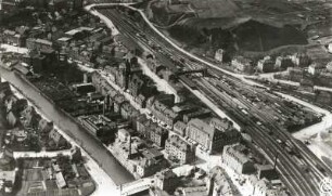 Freital-Potschappel. Stadtteilansicht mit Weißeritz, Unterer Dresdner Straße und Gleisanlagen. Luftbild-Schrägaufnahme von Nordosten