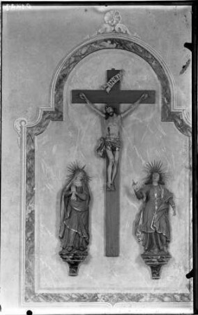 Moosbronn Wallfahrtskirche Maria Hilf Langhausseite - Kreuzigungsgruppe (18. Jahrhundert)