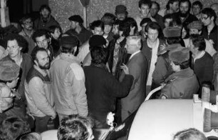 Besetzung der Bezirksverwaltung des Ministeriums für Staatssicherheit der DDR (BVfS) / Amt für Nationale Sicherheit (AfNS) Dresden am 5. Dezember 1989. Fotoserie. Aufnahmezeit: ab ca. 17.30 Uhr