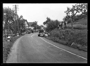 Verkehrsunfall mit PKW (Kennzeichen C-85.961), am Rand Schaulustige