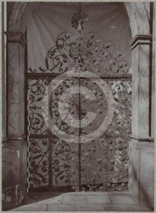 Ziergitter am Portal der Grabkapelle Glafey (Franz) auf dem Gnadenfriedhof Hirschberg