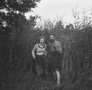 Familienbilder : Rudolf Zimmermann mit einer jungen Frau am Schilfgürtel eines Teichs