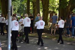 Bad Oldesloe: Kindervogelschießen: Am Bürgerpark Blickrichtung Südosten: Einzug auf den Exer: Rückansicht Spielmannszug "Alte Kameraden" Bad Oldesloe: 13. Juli 2023