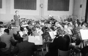 Donaueschingen: Donaueschinger Musiktage; Hans Rosbaud dirigiert das Südwestfunkorchester