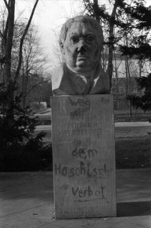 Denkmal für Friedrich Weinbrenner im Schlossgarten. Beschädigung und Verunglimpfung mit Parolen