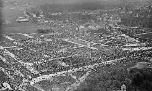Dresden-Johannstadt. Abendkundgebung am 1. Mai 1933 auf der Vogelwiese. Luftbild-Schrägaufnahme von Südwest