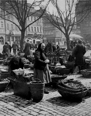 Schweinfurt (Unterfranken). Markttag. Bauern aus der Umgebung bieten ihre Produkte an. Rechts im Bildhintergrund das Renaissance-Rathaus
