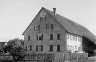Einheitshaus : Blick über ein Feld auf das Einheitshaus in Bondorf