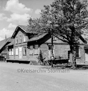 Lasbek-Dorf: Meiereigebäude mit Rampe: rechts Baum: hinten links Bauernhaus