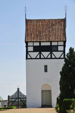 Bornholm - Glockenturm : Die Povls kirke (Poulsker) mit dem freistehenden Glockenturm (Bild) wurde 1150 im romanischen Stil erbaut. Aufgenommen am 27.Juli 2010