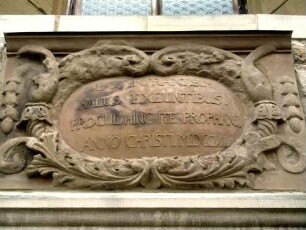Evangelische Pfarrkirche - Langhaus Traufseite Nord-ornamenierte Textkartusche mit Jahr 1707 (Neubau des Langhauses auf frühgotischem Vorgänger)