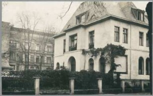 Villa Simon, Standort des Brunnens mit Kauernder, 1925, Bronze und Kalkstein