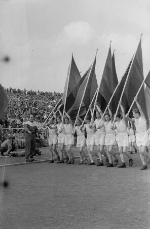 Sportlerparade im Walter-Ulbricht-Stadion : Fahnenträger im Paradezug beim Marsch im Stadion