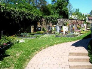 Kirchhof im Westen mit Kirchhofmauer im Verlauf (Wehrgang mit Steinbrüstung im 18 Jh abgetragen)