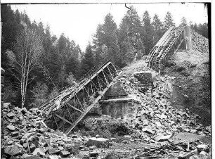 Reste des gesprengten alten Viaduktes