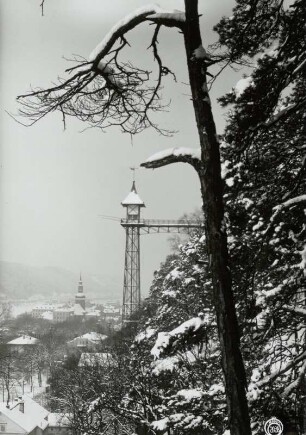 Bad Schandau, Personenaufzug nach Ostrau. Blick über den Stadtkern mit Stadtkirche nach Westen ins Elbtal