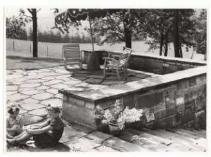 Garten von Bauer, Rhode: Blick über die Terrasse mit Gartenmöbeln