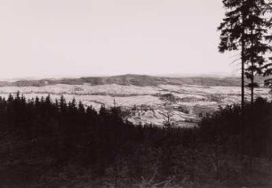 Lausitzer Bergland. Cunewalde gegen den Bieleboh (499,5 m). Blick vom Czorneboh nach Süden