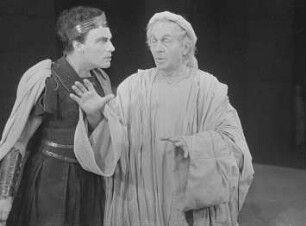 Szenenbilder aus dem Stück "König Oedipus" von Sophokles am Deutschen Theater Berlin : Szene mit Paul Bildt als Teiresias (rechts) und Gustaf Gründgens als König Oedipus (links)