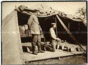 Deutscher Soldat lagert Brot