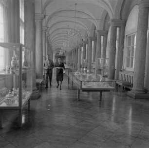 Dresden. Zwinger, Porzellansammlung, Blick innerhalb der Langgalerie mit Ausstellungsvitrinen