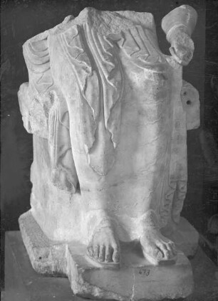 Thronende Frau