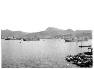 Nagasaki. Blick in den Hafen mit Passagierschiffen, Dampfschiffen und Booten