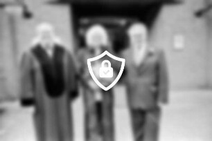 Rathaus: Standesamt: Eingang: davor Standesbeamter [Name maskiert] mit Brautpaar [Name maskiert] und [Name maskiert] 5. [Name maskiert]