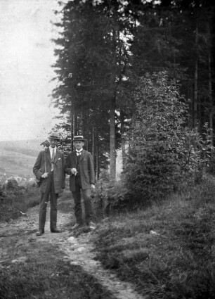 Beim Sonntagsspaziergang : re. Arthur Krauße