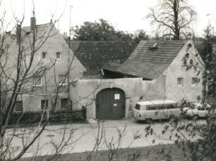 Dresden-Cossebaude, Hauptstraße 7. Dreiseithof (1801/1850). Straßenansicht von Nordwesten