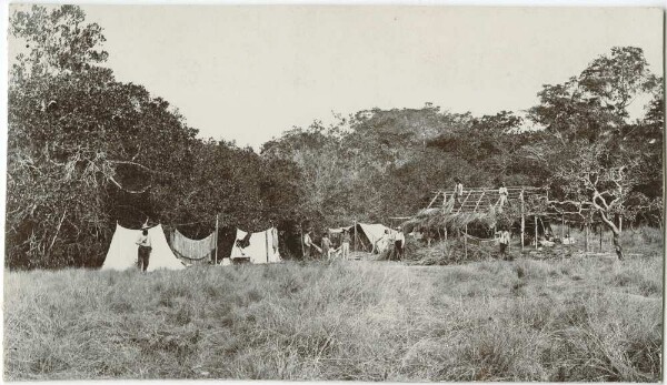 Camp et construction de cabanes pendant la 2e expédition du Xingu