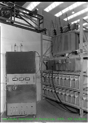 Steuereinheit und Sicherheitsinstallationen des Elektronen-Ring-Beschleunigers Smokatron am Institut für Experimentelle Kernphysik (IEKP)