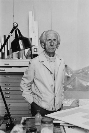 Der Maler Herman Glöckner in seinem Atelier