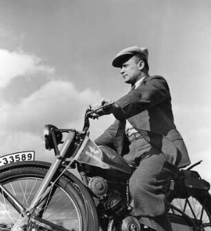 Mann auf Wanderer-Motorrad