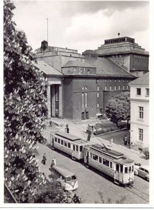 Straßenbahn im Rosental vor dem Landestheater. Detmold