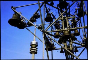 München: Glockenspiel und Olympiaturm