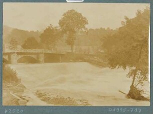 Blick über das Wehr und die Hegereiterbrücke (Forsthausbrücke) in den Plauenschen Grund während des Hochwassers am 30./31. Juli 1897
