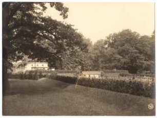 Ausstellungsgarten Jubiläums-Gartenbau-Ausstellung 1926, Dresden: Parktheater und Garten der Rosenfreundin vom Eichenhof aus gesehen, Abschnitt 4