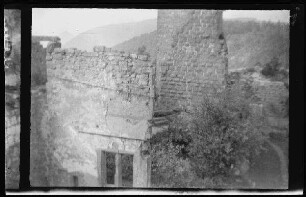 Madenburg bei Eschbach (Pfalz) (Rheinland-Pfalz): Mauerstück mit Fensteröffnung (Innenansicht)