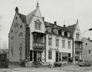 Doppelwohnhaus mit Läden