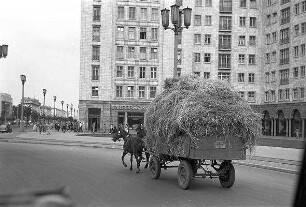 Berlin: Ostsektor; Stalin-Allee (Strausberger Platz mit Heuwagen)