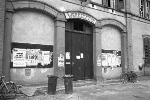 Vorübergehende Schließung des Jugendzentrums in Selbstverwaltung Werkstatt 68 e.V. im alten Mühlburger Bahnhof in der Fliederstraße im Zusammenhang mit Randalierung und Zerstörung durch "werkstatt-fremde" Jugendliche