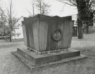 Denkmal für die Gefallenen des 1. Weltkrieges : Denkmal für die Gefallenen des 1. Weltkrieges. Sandstein (um 1925). Neukirch/Lausitz, Kirchhof
