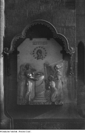 Bildplatte des Denkmals für Thomaskantor Johann Adam Hiller (1728-1804). Entwurf von V. H. Friedrich Schnorr von Carolsfeld, 1830. Ausführung F. Funk und C. J. Wingrich 1831-1832 (Enthüllung 29. Juni 1832, 1888/1903 Entfernung des Denkmals und Anbringung der Bildplatte an der Thomaskirche). Sandstein. Leipzig, Nordwestecke der Thomaskirche