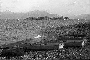 Gstadt: Blick vom Strand auf Insel Frauenchiemsee