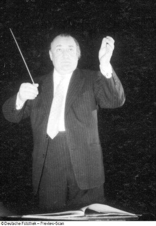 Gewandhauskapellmeister Franz Konwitschny bei der Probe mit dem Gewandhausorchester. Leipzig, Kongreßhalle, 03.05.1956