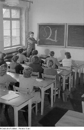Berufsschüler beim theoretischen Unterricht im Klassenraum