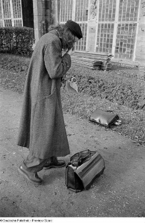 Renate Rössing mit Kamera vor der Gärtnerei der Orangerie des Schlosses Belvedere